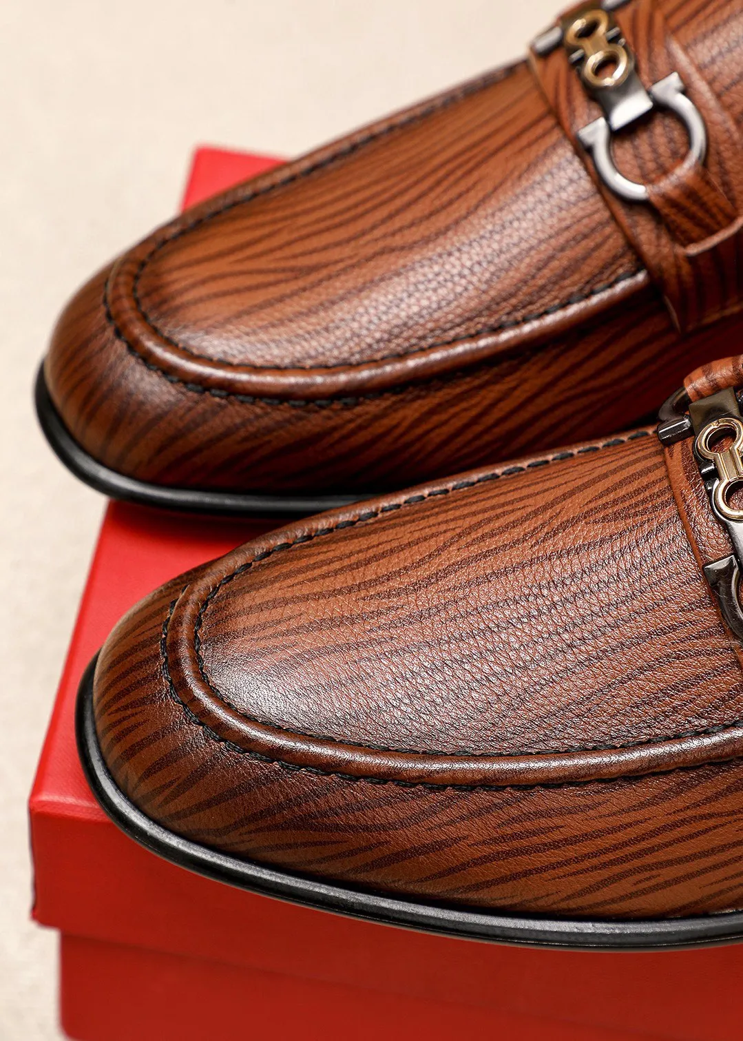 Men's shoes 💰462 💐 Product trademark: Ferragamo "Ferragamo" casual leather shoes Regular size: 38-44 (45.46.47🉑️Customized) Product materials: Selected imported calfskin upper + classic hardware buckle, imported water-dyed cow leather lining. Strong three-dimensional visual effect, original outsole color: 1⃣️color optional